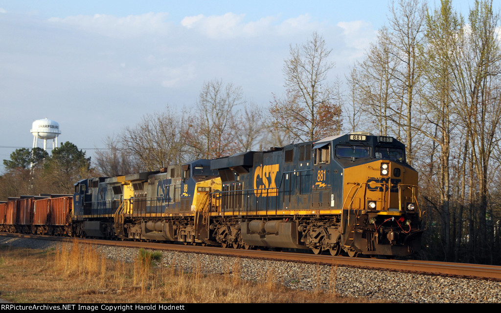 CSX 881 leads train F018-16 northbound